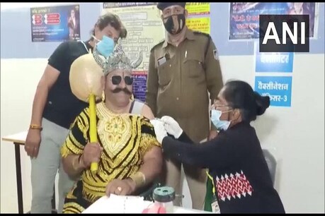 Indore News: पुलिस का जवान अनोखे अंदाज कोरोना वैक्सीनेशन के लिए स्वास्थ्य केंद्र पहुंचे. (एएनआई)