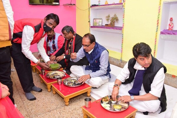 MP: जब सफाईकर्मी रामसेवक के घर पहुंच गए 'महाराज', ग्रहण किया भोजन