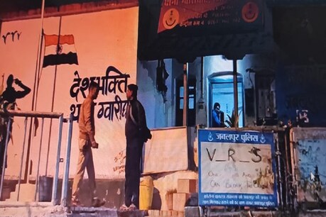 मध्य प्रदेश के जबलपुर में ग्वारीघाट थाना अंतर्गत चौधरी मोहल्ले में एक पुलिसकर्मी और उसके साथी को आम जनता ने पहले पकड़ा और फिर उसे पुलिस के हवाले कर दिया