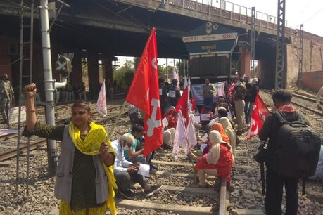 प्रदर्शन के दौरान किसानों और अन्य प्रदर्शनकारियों ने पैसेंजर गाड़ी को भी रोकने की कोशिश की. लेकिन सुरक्षाकर्मियों ने उसे विफल कर दिया.