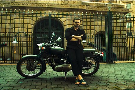 फिल्म मेकर संजय गुप्ता की अपकमिंग एक्शन-थ्रिलर फिल्म ‘मुंबई सागा’ के लीड एक्टर जॉन अब्राहम. 