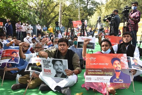 केरल में आरएसएस कार्यकर्ता की हत्या का विरोध में बीजेपी कार्यकर्ताओं ने प्रदर्शन किया.