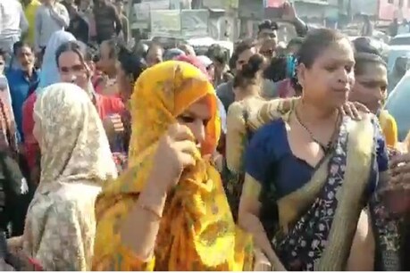 मथुरा में पुलिस चौकी का किन्नरों ने घेराव किया और चौकी के सामने सड़क पर जमकर ठुमके लगाए.