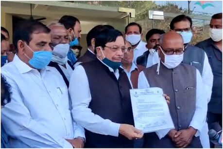राज्य निर्वाचन आयोग ने दिग्विजय सिंह की मतपत्र से नगरी निकाय चुनाव कराने की मांग खारिज कर दी है.