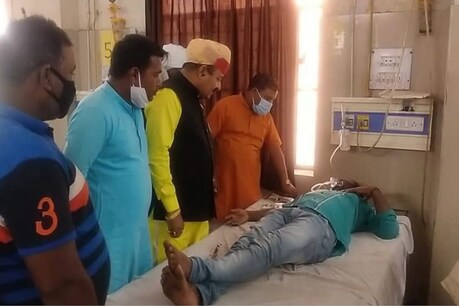अस्पताल में पीड़ित युवक से हालचाल पूछते पूर्व विधायक भवानी सिंह राजावत.
