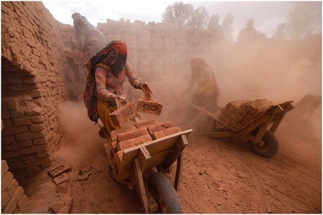 नई गाइडलाइन के बिंदु संख्या 26 के तहत समस्त उद्योग एवं निर्माण से संबंधित इकाइयों में कार्य को करने की अनुमति दी गई है. (सांकेतिक तस्वीर)