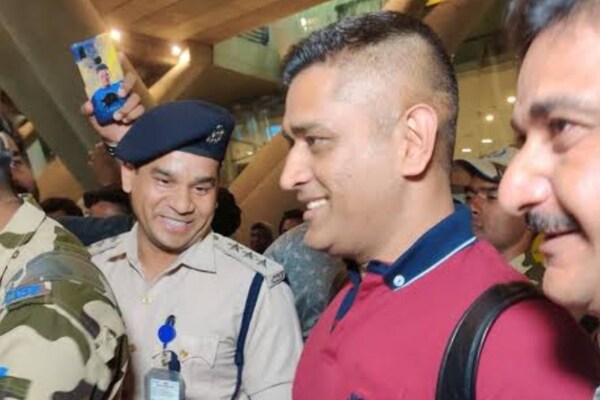 PHOTOS: महेंद्र सिंह धोनी के स्टाइलिश लुक के दीवाने हैं फैंस; महंगी कारें, घड़ी, जूते और बाइक्स की धूम