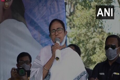 वर्धमान में एक रैली को संबोधित करतीं पश्चिम बंगाल की मुख्यमंत्री ममता बनर्जी. (एएनआई/9 फरवरी 2021)