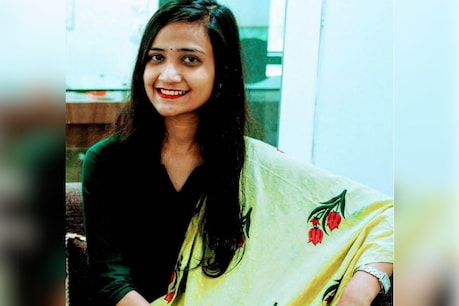 मानसी जैन ने अपनी स्कूली शिक्षा उदयपुर के सेन्ट मेरी स्कूल से पूरी की है.
