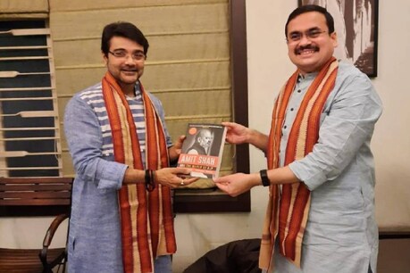 BJP लीडर डॉ अनिर्बन गांगुली (Dr Anirban Ganguly ) ने कोलकाता में एक्टर प्रोसेनजीत चटर्जी (Prosenjit Chatterjee ) से मुलाकात की थी, जिसके बाद से कयास तेज हो गए है कि एक्टर बीजेपी ज्वाइन कर सकते हैं. हालांकि, प्रोसेनजीत चटर्जी ने इसे नकार दिया है