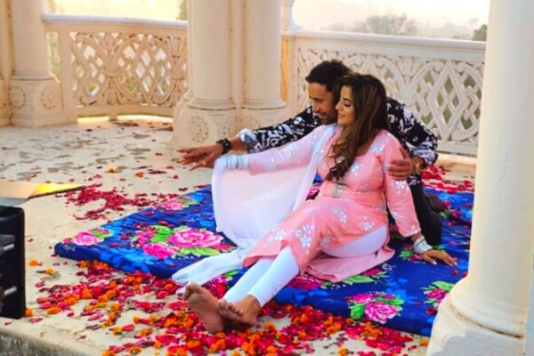 कुछ यूं अक्षरा सिंह संग रोमांस करते दिखे निरहुआ, देखें 'जान लेबू का' के गाने की शूटिंग की तस्वीरें!