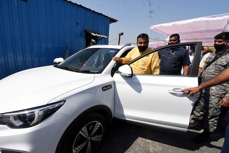 देश के सड़क परिवहन मंत्री नितीन गडकरी नागपुर में इलेक्ट्रिक कार का उपयोग करते हुए