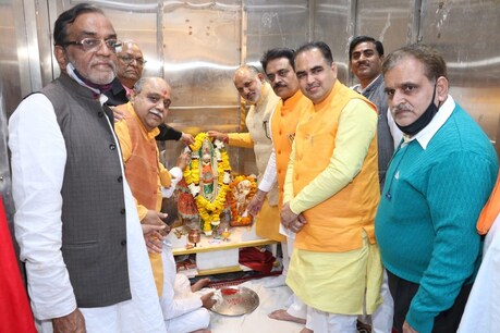 चांदनी चौक हनुमान मंदिर को तोड़फोड़ से बचाने के लिए NDMC ने सदन में प्रस्ताव पारित किया है.