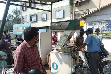 MP News: भोपाल में प्रीमियम पेट्रोल की बिक्री बंद, 100 से ऊपर पहुंची कीमत