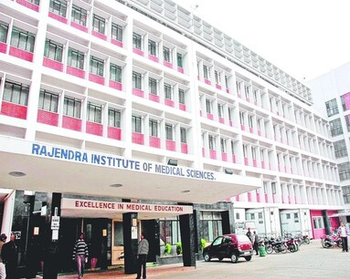 झारखंड में रिम्स समेत कई अस्पतालों के रेजिडेंट डॉक्टर हड़ताल को लेकर दो गुटों में बंट गये हैं.