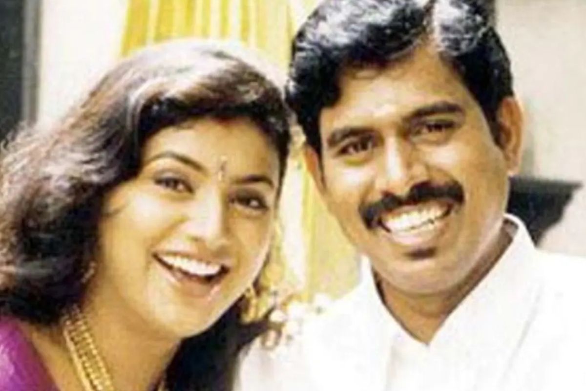 निर्देशक आरके सेलवमणि (Director RK Selvamani) ने 1992 में आई अपनी रोमांटिक ड्रामा चेंबरूथी के लिए अभिनेत्री रोजा (Roja) को कास्ट किया था. इसके बाद रोजा ने सेलवमणि की अथिरदी पदई, राजा मुथिराई, राजली, आदिमाई चांगिली, अरसियाल, पोट्टू अम्मन, और कुटत्रा पथिरिकई जैसी कई फिल्मों में काम किया. इस तरह लंबे वक्त तक साथ काम कर इन दोनों की बॉन्डिंग काफी अच्छी हो चुकी थी और फिर 2002 में इस कपल ने शादी कर ली.