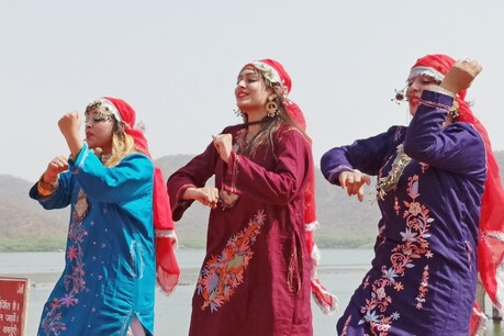 कश्मीर में पर्यटन को बढ़ावा देने के लिए कश्मीरी कलाकारों ने दी जयपुर में प्रस्तुति.