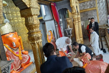 राबर्ट वाड्रा ने जयपुर में गुरुवार को गणेश मंदिर में विधि-विधान से पूजा की थी, जिस पर भाजपा ने तंज कसा है.