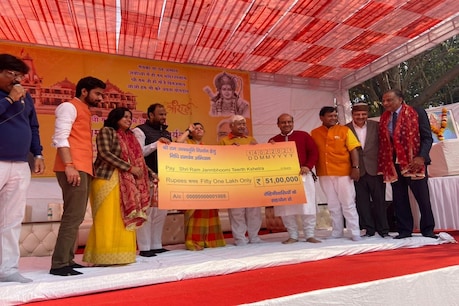VHP के अंतरराष्ट्रीय कार्यकारी अध्यक्ष आलोक कुमार को रोहिणी में निधि समर्पण का चेक साैंपते हुये.