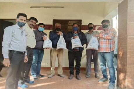 साउथ दिल्ली नगर निगम ने जैविक खाद लोगों को वितरित की है.