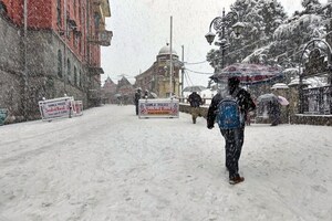Snowfall in Shimla: बर्फबारी से टला ZIP चुनाव, शिमला में स़ड़कें हुई सफेद, बसों के पहिये थमे