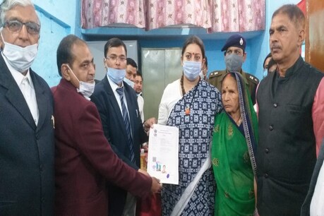 केंद्रीय मंत्री स्मृति ईरानी ने सोमवार को अमेठी में अपनी खरीदी गई जमीन की रजिस्ट्री करवाई