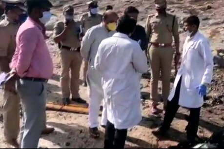 कर्नाटक के गृह मंत्री ने किया मौके का मुआयना. (Pic- ANI)