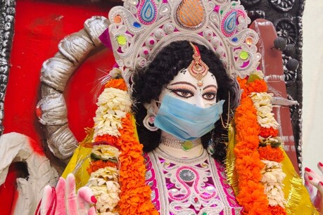 काशी में चर्चा का केंद्र बनी 'मास्क' वाली प्रतिमा