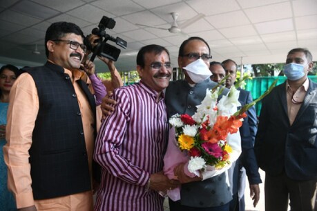 Bhopal : सीएम शिवराज ने वीडी शर्मा को उनका प्रदेश अध्यक्ष के कार्यकाल का एक साल पूरा होने पर बधाई दी.