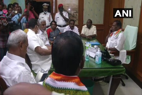 वी. नारायणसामी की सरकार पर संकट के बादल मंडराने लगे हैं. के. लक्ष्मीनारायणन कांग्रेस के पांचवें विधायक हैं, जिन्होंने इस्तीफा दिया है. ANI