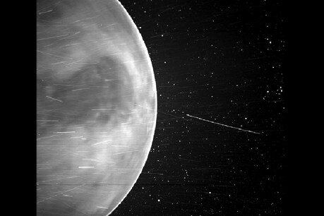 नासा (NASA) के पार्कर सोलर प्रोब ने शुक्र (Venus) के पास से गुजरते हुए यह तस्वीर ली थी. (फोटो: @NASASun)