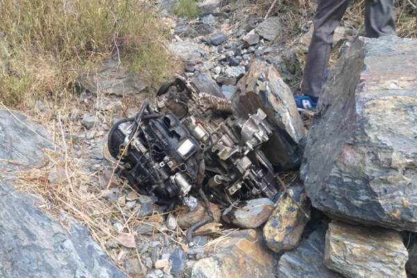 हिमाचल: 800 मीटर खाई में गिरी कार, पिता-पुत्र सहित 3 की मौत, गाड़ी का पार्ट-पार्ट हुआ अलग