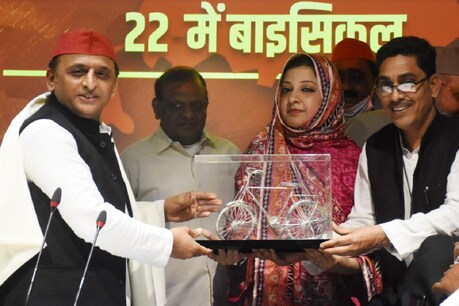 लखनऊ में कांग्रेस और सपा के नेताओं को सपा ज्वाइन करने के दौरान सम्मान ग्रहण करते राष्ट्रीय अध्यक्ष अखिलेश यादव.