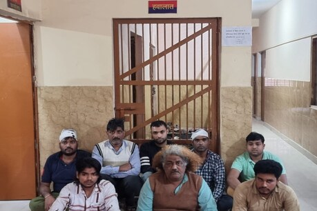 मामले में दोनों पक्षों से 8 लोगों की गिरफ्तारी की गई है.