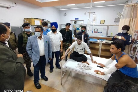 स्वास्थ्य मंत्री बन्ना गुप्ता ने अस्पताल जाकर घायलों का हालचाल लिया. और घटना की जांच का आदेश दिया.