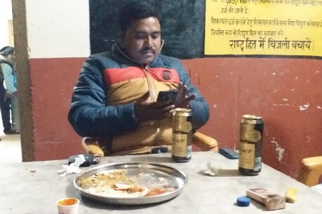 बीयर के केन टेबल पर और एसडीओ साहेब चेक कर रहे अपना मोबाइल.