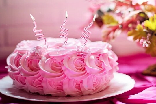 eggless vanilla cake recipe for valentine week 2021 bgys | Cake Recipe:  वैलेंटाइन वीक बन जाएगा ख़ास जब पार्टनर के लिए बनाएंगे वनीला केक – News18  हिंदी
