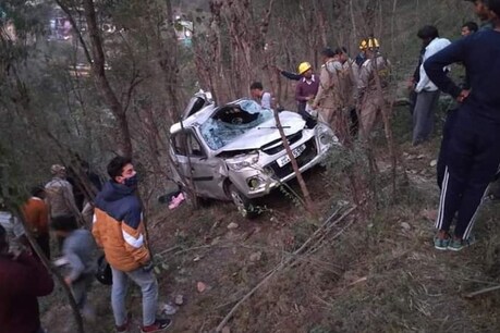 हादसे के बाद मौके पर स्थानीय और प्रशासन के लोग पहुंच गए और उन्होंने घायलों को अस्पताल पहुंचाया.