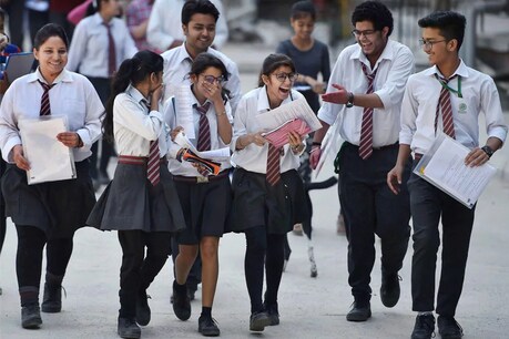 School reopen: यूपी में 10 फरवरी से छठी से 8वीं तक के स्कूल खोले जा रहे हैं.