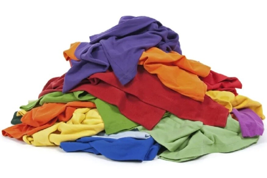 फटे-पुराने कपड़े हम सबके घर में अक्‍सर पुराने कपड़ों की भरमार हो जाती है. ऐसे में अक्सर लोग घरों की अलमारी या दीवान में फटे-पुराने कपड़ों को रख देते हैं. इससे बचना चाहिए. 