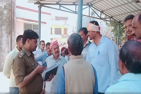 पुलिस आरोपियों की तलाश कर रही है.