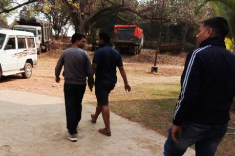 यूपी एसटीएफ की टीम ने साइबर ठग अरविंद मिश्रा को गिरफ्तार कर अपने साथ लखनऊ ले गई.