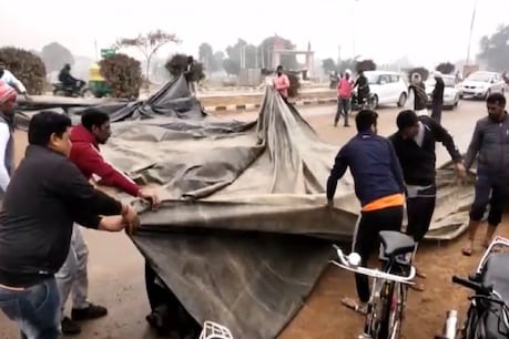 बारिश में भी डटे किसान