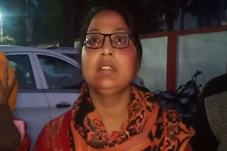 इटावा में एक शिक्षक की पत्नी को रात भर थाने में पुलिसकर्मियों द्वारा पीटने का मामला सामने आया है.