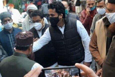 फैसल ने जानकारी दी कि वे पार्टी उम्मीदवारों का समर्थन करने स्थानीय कांग्रेस विधायक ग्यासुद्दीन शेख और इमरान खेड़ावाला के बुलावे पर यहां पहुंचे थे. (फोटो: Facebook@Mohammed.Faisal.Patel)