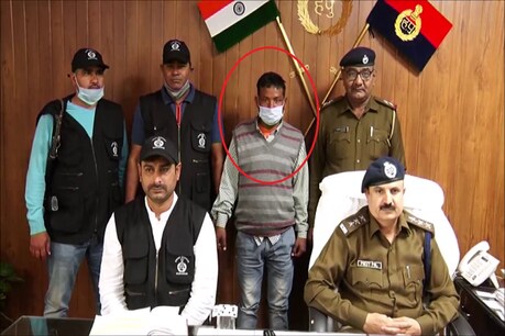 आरोपी सतीश को शक था उसकी बीवी किसी दूसरे पुरुष से फोन पर बातचीत करती है.