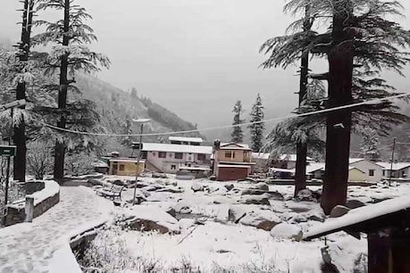 हजारों फीट की ऊंचाई पर स्थित यह गांव अद्भुत नजारों के लिए मशहूर है. यहां प्रकृति की खूबसूरती को देखते हुए बहती हुई ठंडी हवा की आवाज महसूस कर सकते हैं.