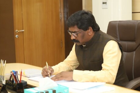 मुख्यमंत्री हेमंत सोरेन ने कहा कि ये बाबा (शिबू सोरेन) के सहयोगियों का सम्मान है.