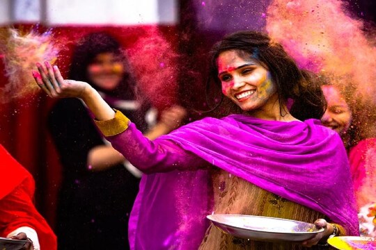 राशि के अनुसार करें होली पर अपने लकी कलर का चुनाव 