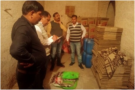 हरियाणा में पकड़ी गई अवैध अंग्रेजी शराब की फैक्ट्री, 230 पेटी अवैध शराब बरामद